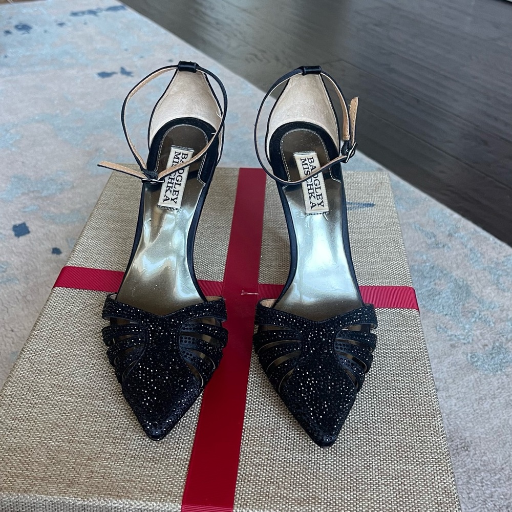 SOLD🚨🚨 BADGLEY MISCHKA Black Heels with Ankle stripe Size 6, Worn Once.